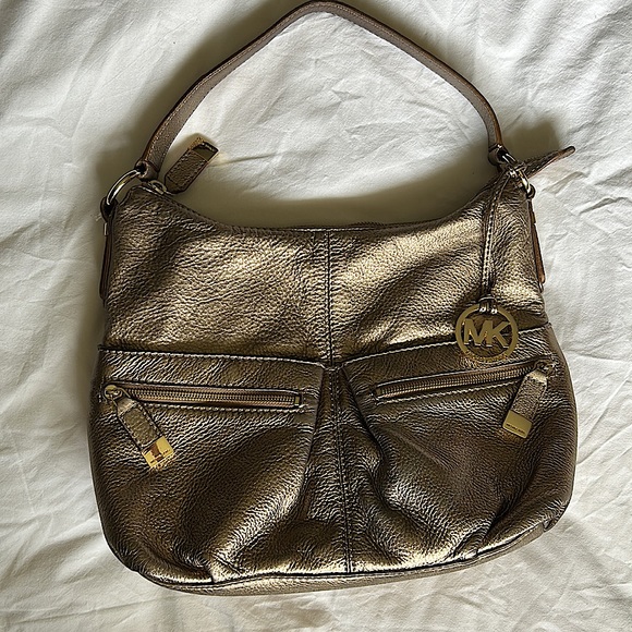 Michael Kors leather authentic bag like new! So elegant and stunning. Like new - Picture 3 of 15